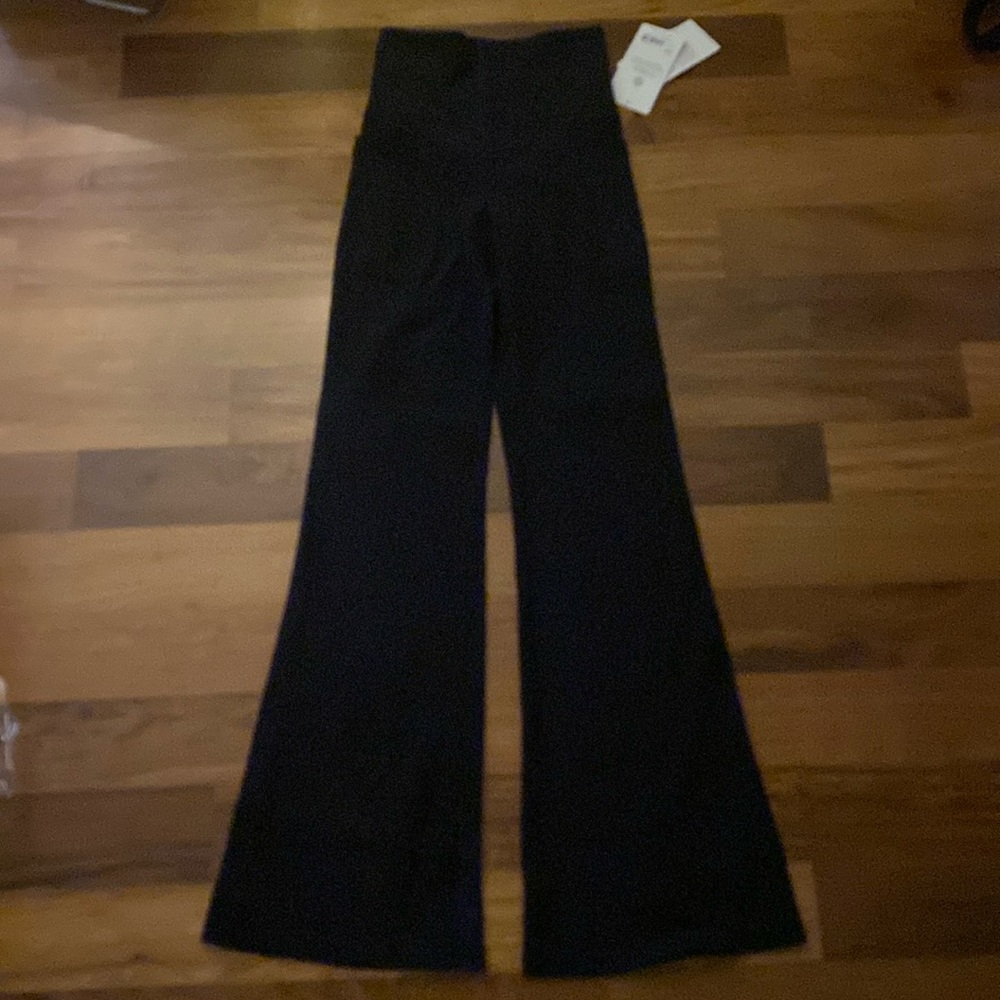 Athleta XS black salutation stash rib flare leggings with pockets